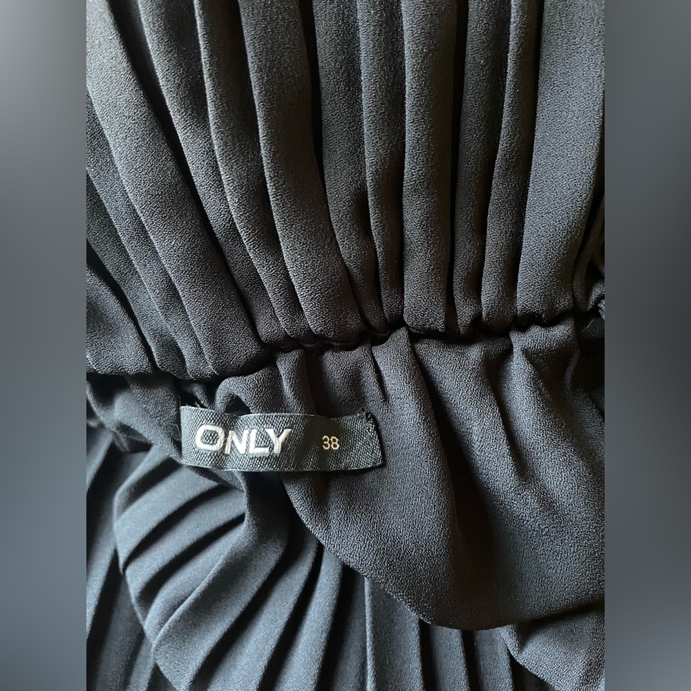 ONLY Off-Shoulder Pleated Jumpsuit ( Large ) - Picture 2 of 5